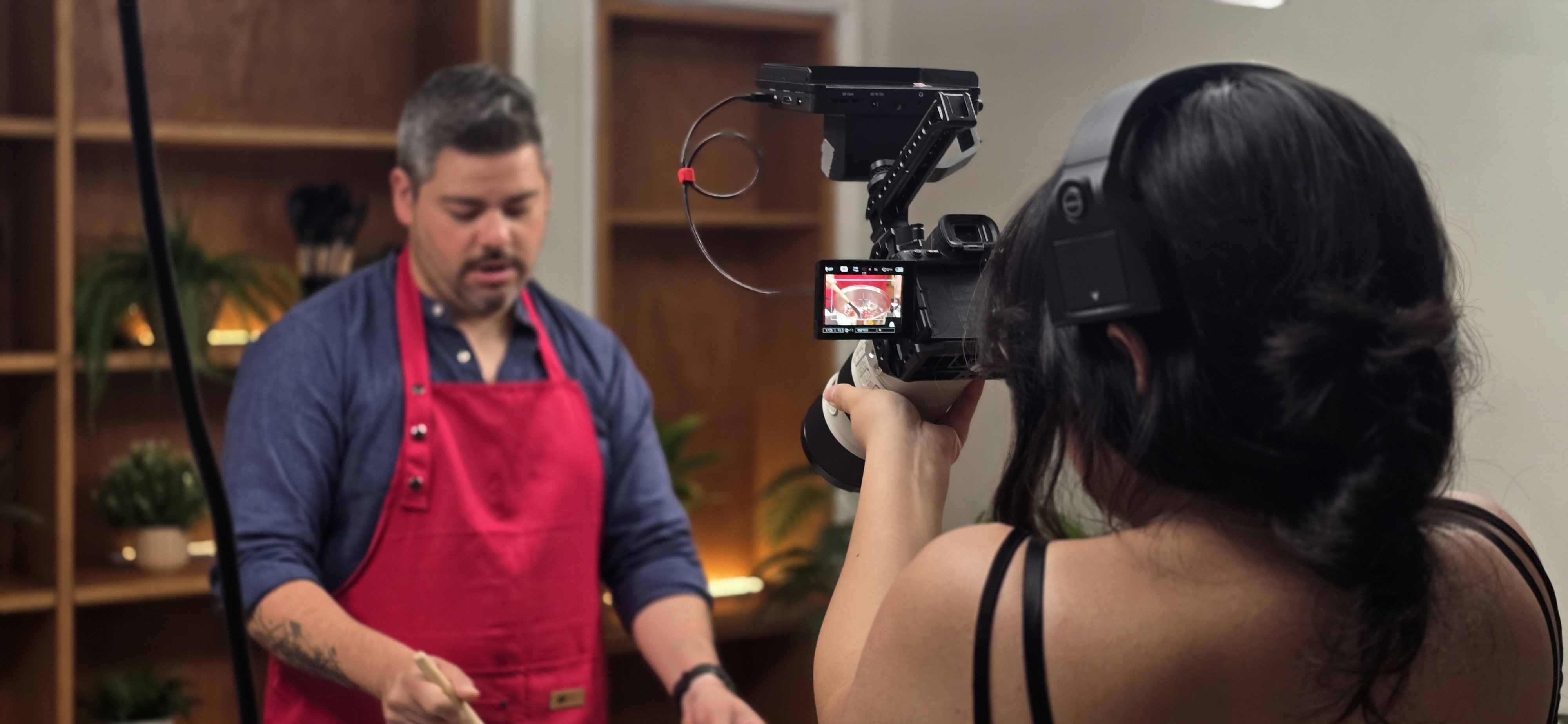 Equipo de producción en set de grabación